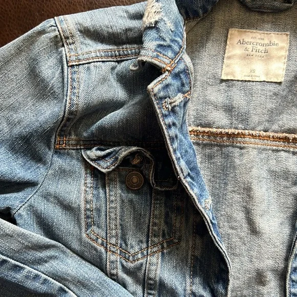 Women’s Abercrombie denim jacket, Size XS - Picture 3 of 6